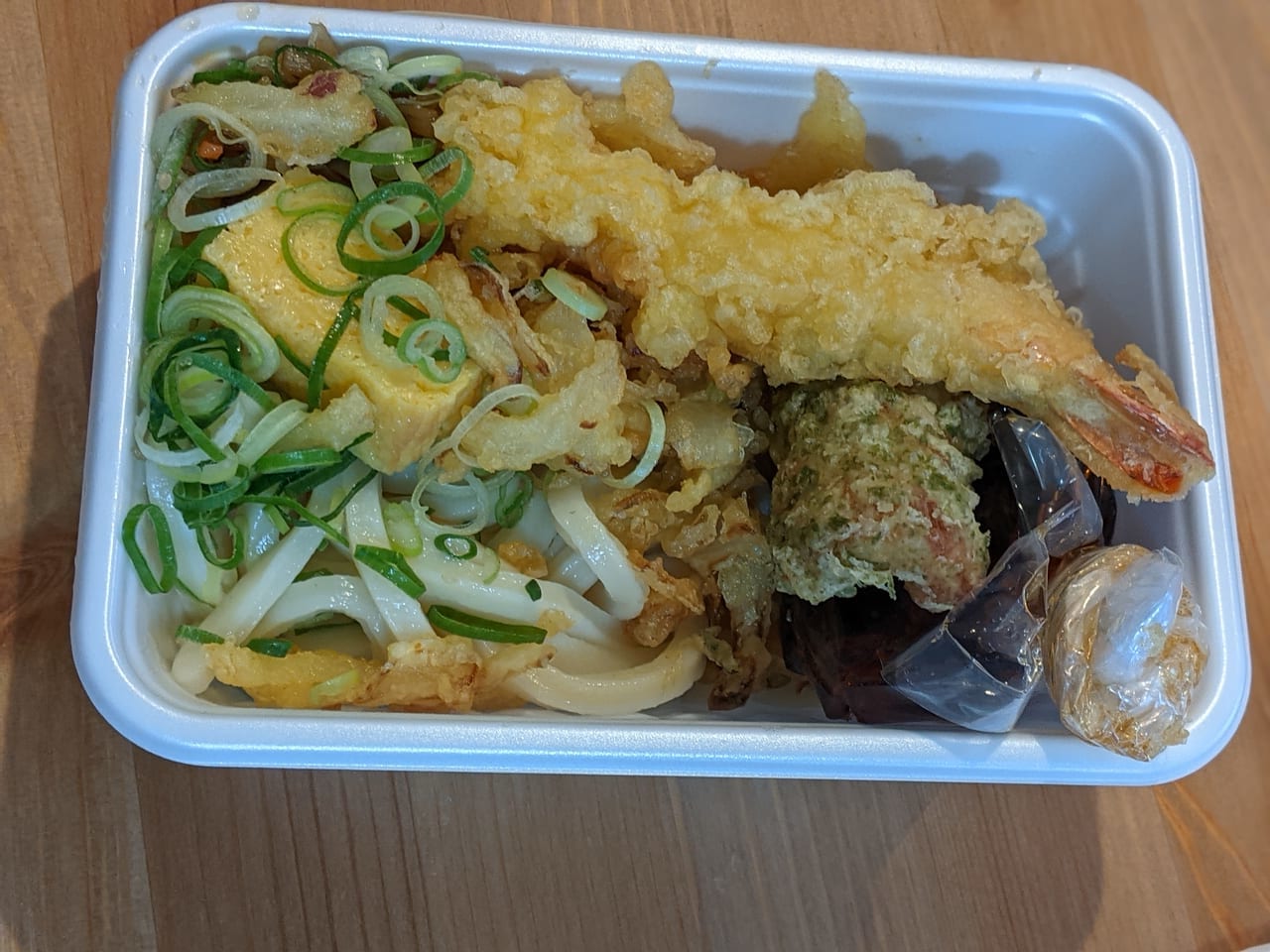 ３種の天ぷらと定番おかずのうどん弁当