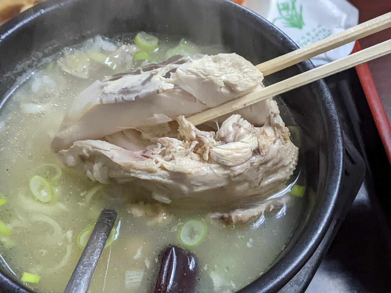 箸でほぐれる参鶏湯