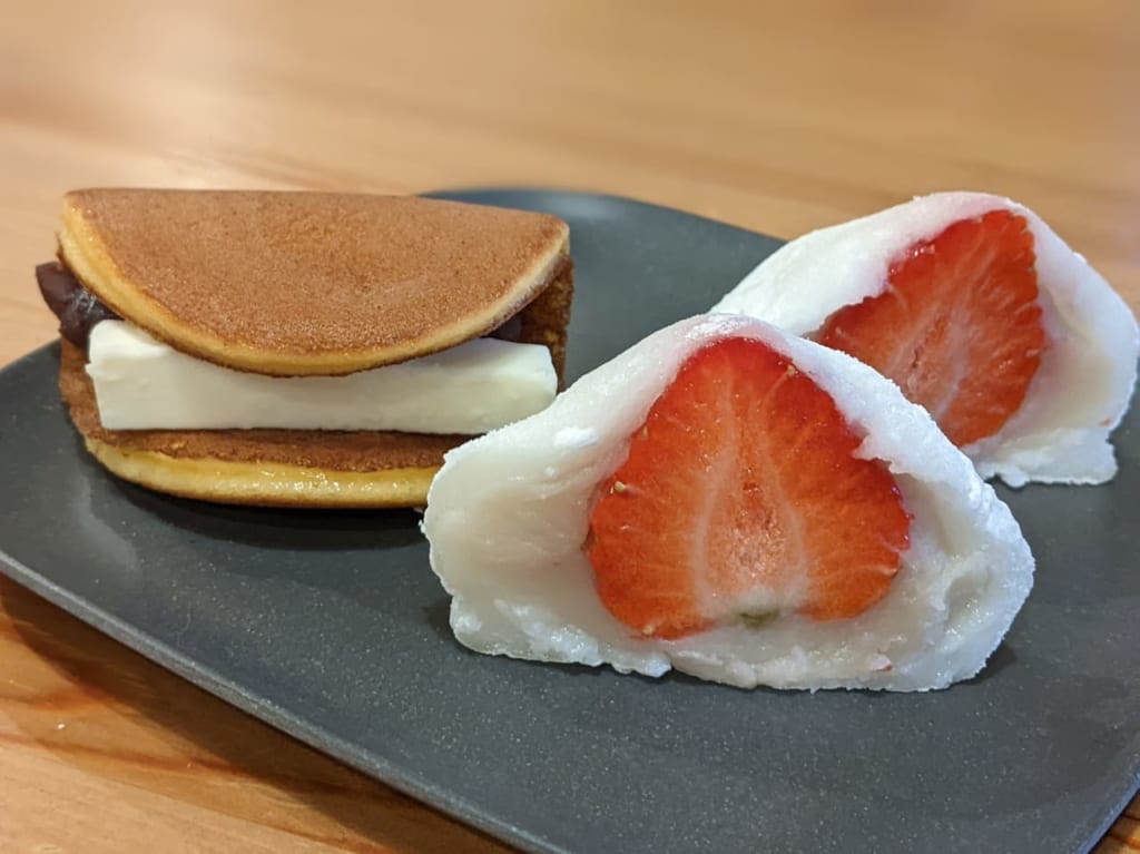 和菓子　金時　苺大福とどらバター焼き