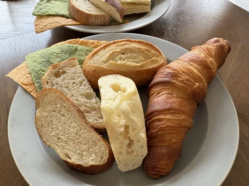 瑞江にあるカフェBAKEで7月限定のサラダとパンの食べ放題ランチ