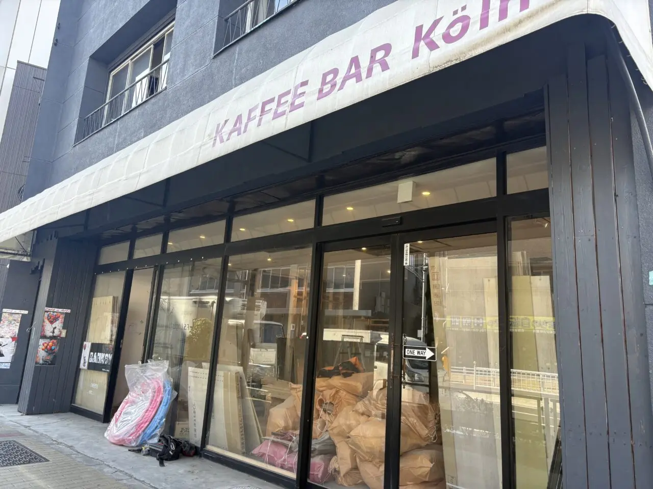 江戸川区役所前にオープンするカフェデアート、バンクシー