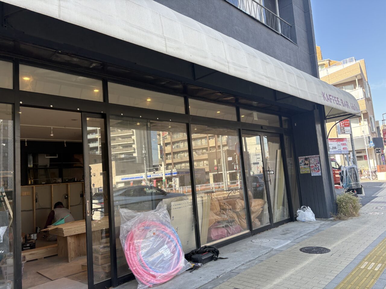 江戸川区役所前にオープンするカフェデアート、バンクシー