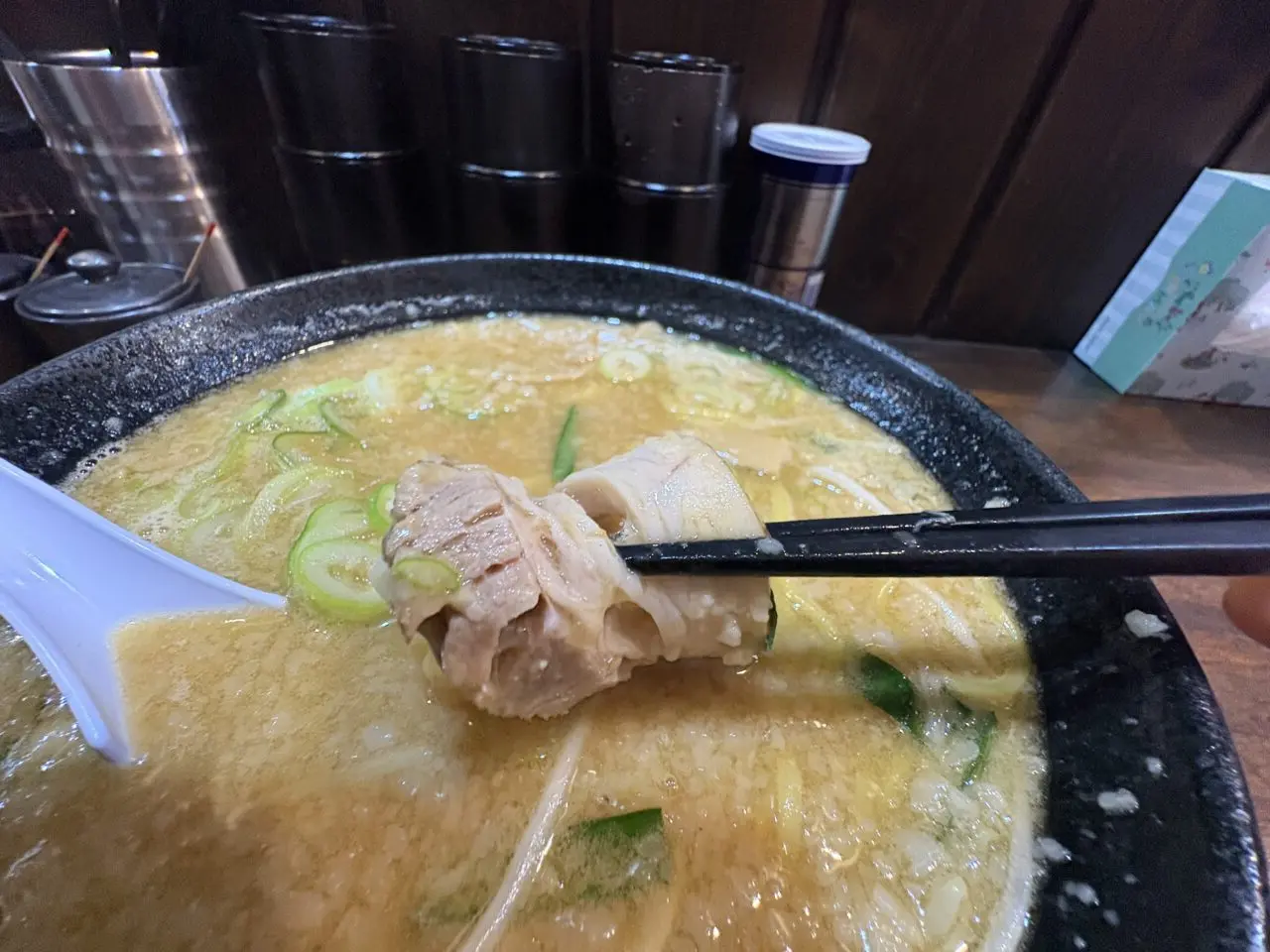 小岩にオープンした背脂系ラーメン店げんこつ