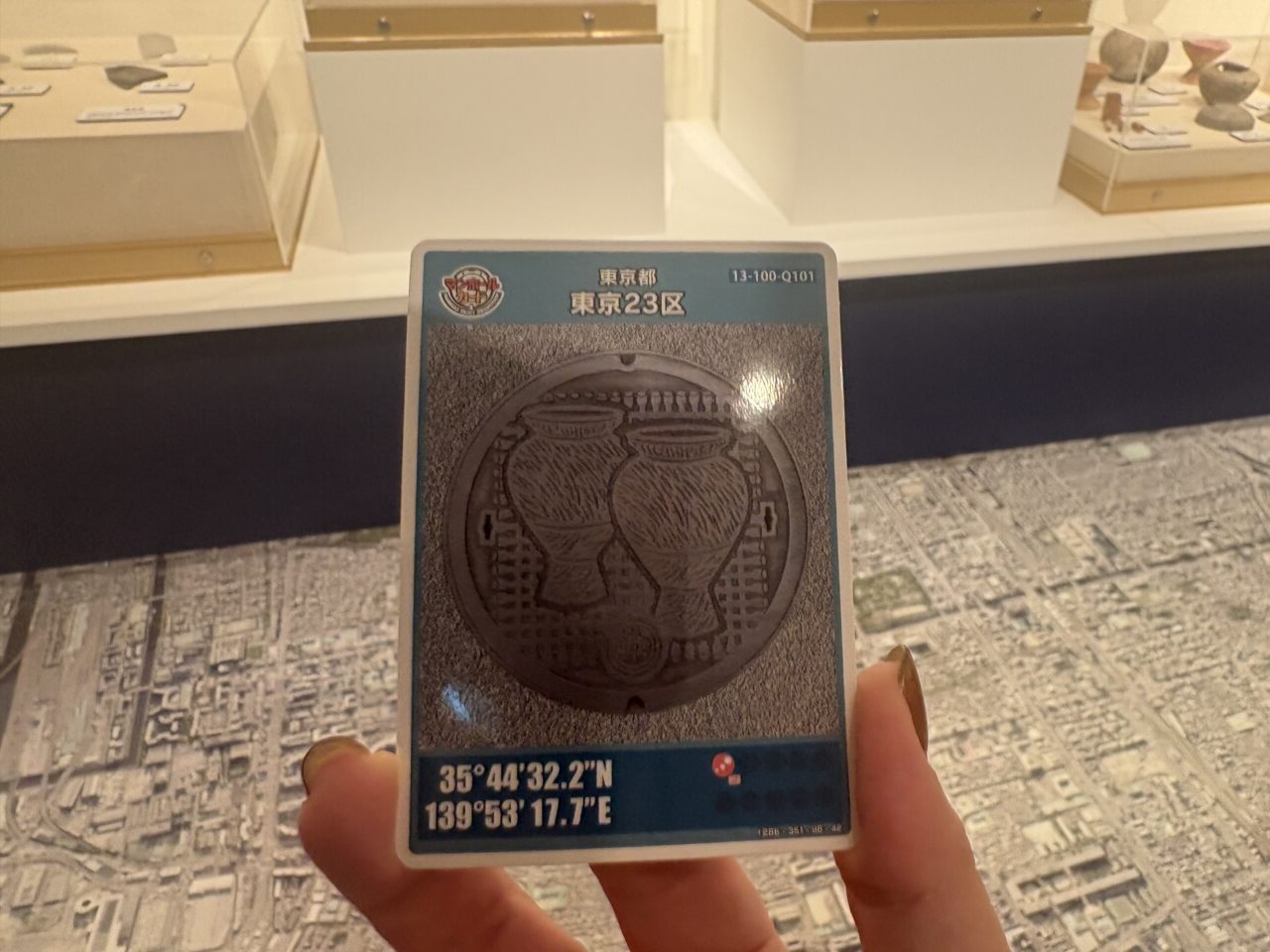 上小岩遺跡で出土した土器を描いたマンホールカードの配布開始